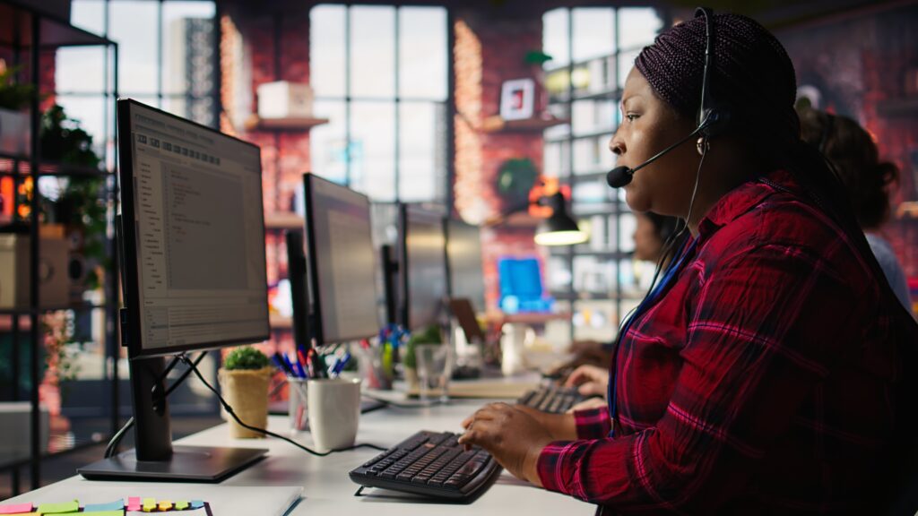Managed IT help desk specialist with headset supporting a business user